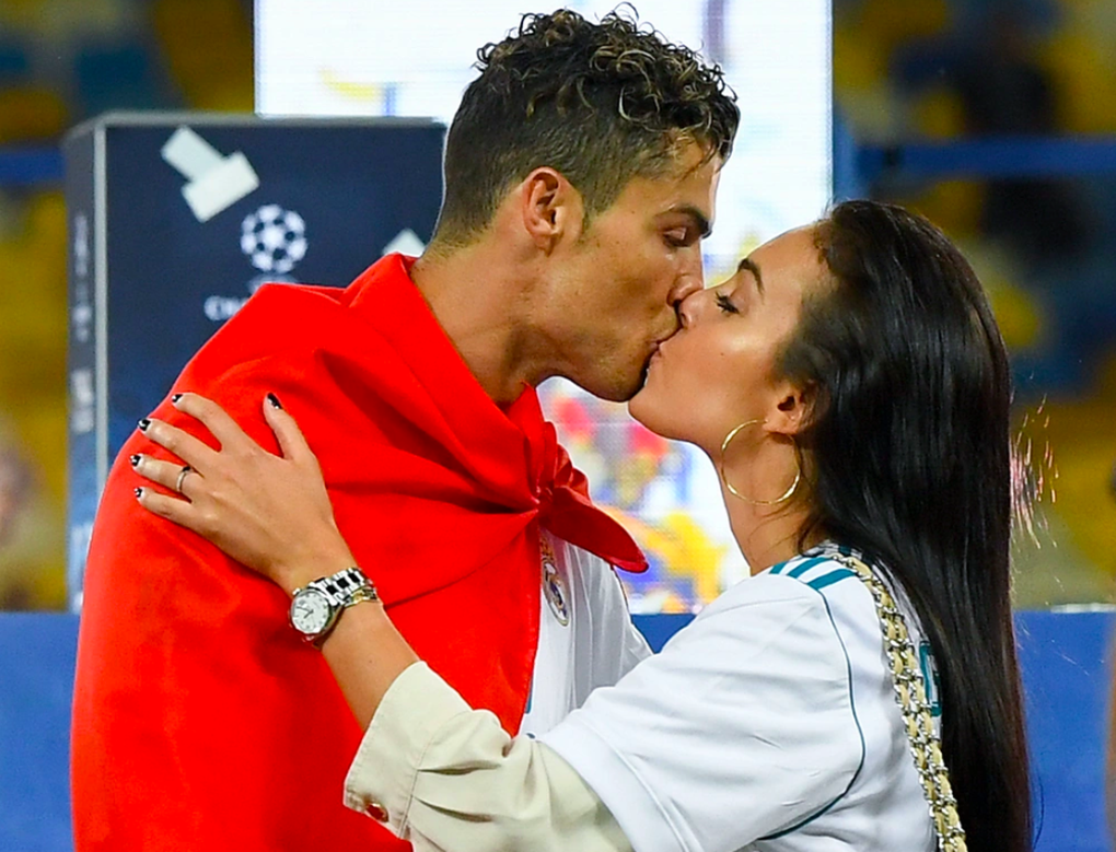 Chuyện tình cổ tích “Lọ Lem” Georgina và Ronaldo: 10 năm yêu và cái kết đẹp - 3