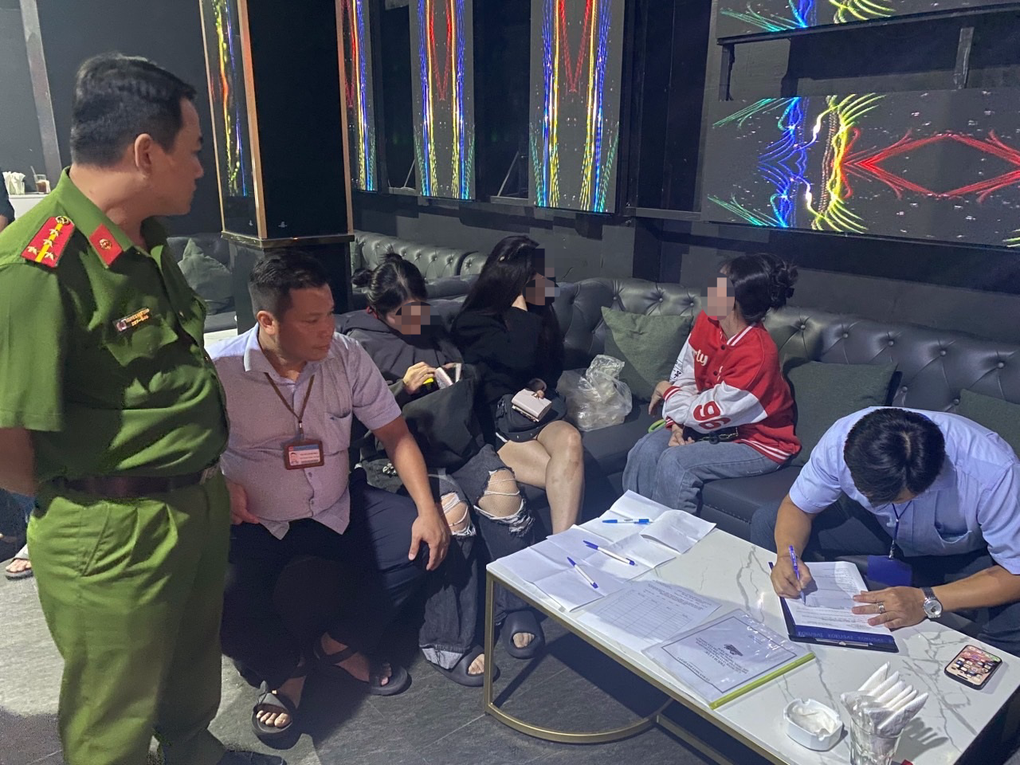 Xử phạt 2 cơ sở có 3 vũ công nhảy múa tại phố Bùi Viện - 1 Xử phạt 2 cơ sở có 3 vũ công nhảy múa tại phố Bùi Viện - 1