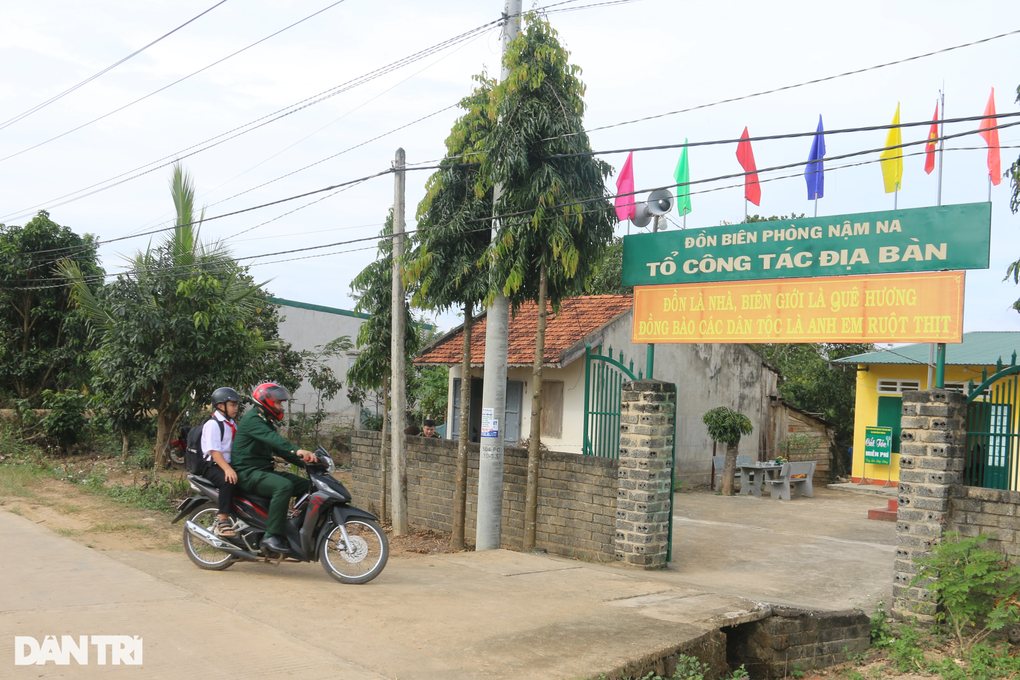 Cậu bé có cả chục người bố quân hàm xanh - 1 Cậu bé có cả chục người bố quân hàm xanh - 1