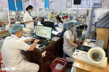 Hàng loạt bác sĩ ở TPHCM "kiệt sức đỏ": Chuyên gia chỉ ra giải pháp xử lý