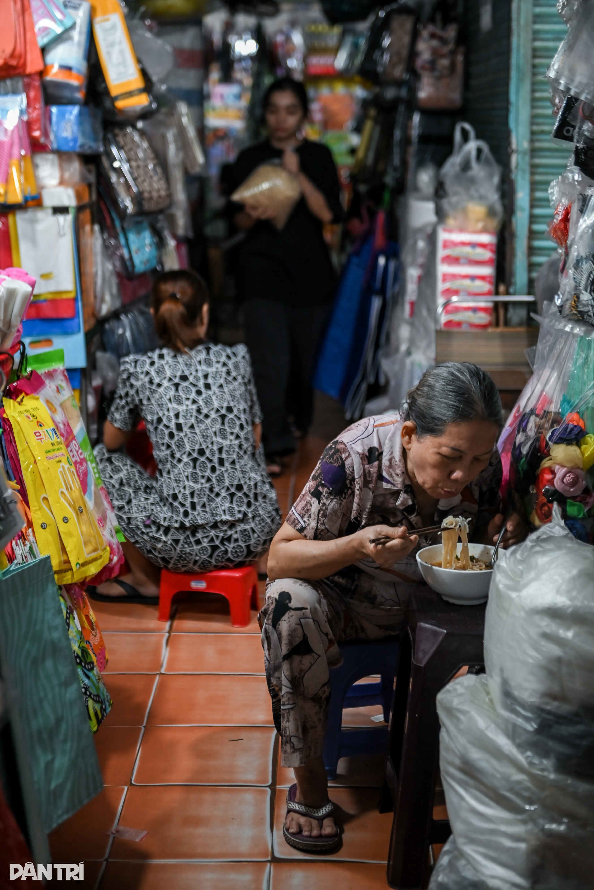 ຊົມເຊີຍຕະຫຼາດເຕິນດິ້ງ, ລົມຫາຍໃຈຂອງໄຊງ່ອນເກົ່າໃນໃຈກາງເມືອງ - 11 Ngắm chợ Tân Định, hơi thở Sài Gòn xưa giữa lòng đô thị - 11