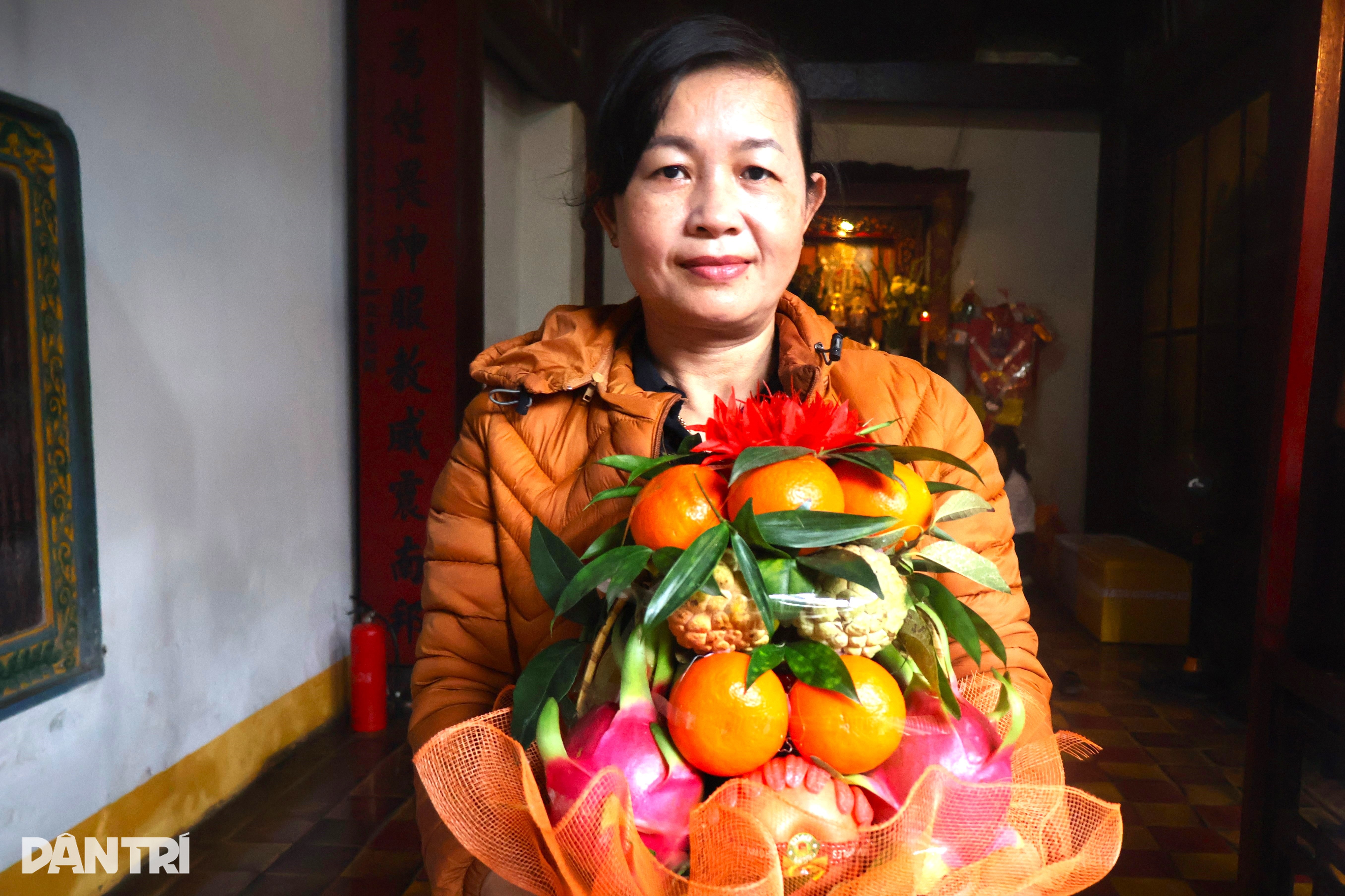 Du khách đội mưa, xếp hàng ở ngôi chùa cho lộc một ngày duy nhất - 3 Du khách đội mưa, xếp hàng ở ngôi chùa cho lộc một ngày duy nhất - 3