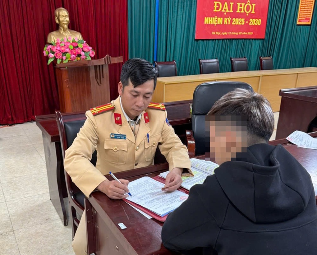 CSGT Hà Nội xử lý nam thanh niên bốc đầu xe máy trên đường Lê Duẩn - 2 CSGT Hà Nội xử lý nam thanh niên bốc đầu xe máy trên đường Lê Duẩn - 2
