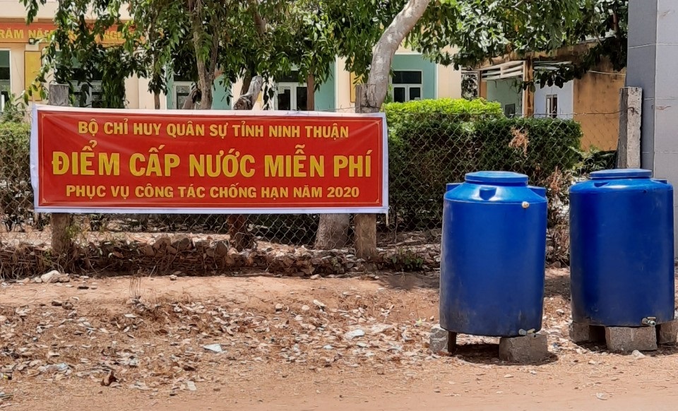 Bộ đội chở nước vào rừng giúp dân chống hạn - 1 Bộ đội chở nước vào rừng giúp dân chống hạn - 1