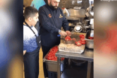 Clip: Thán phục kỹ thuật làm bếp của hai cha con