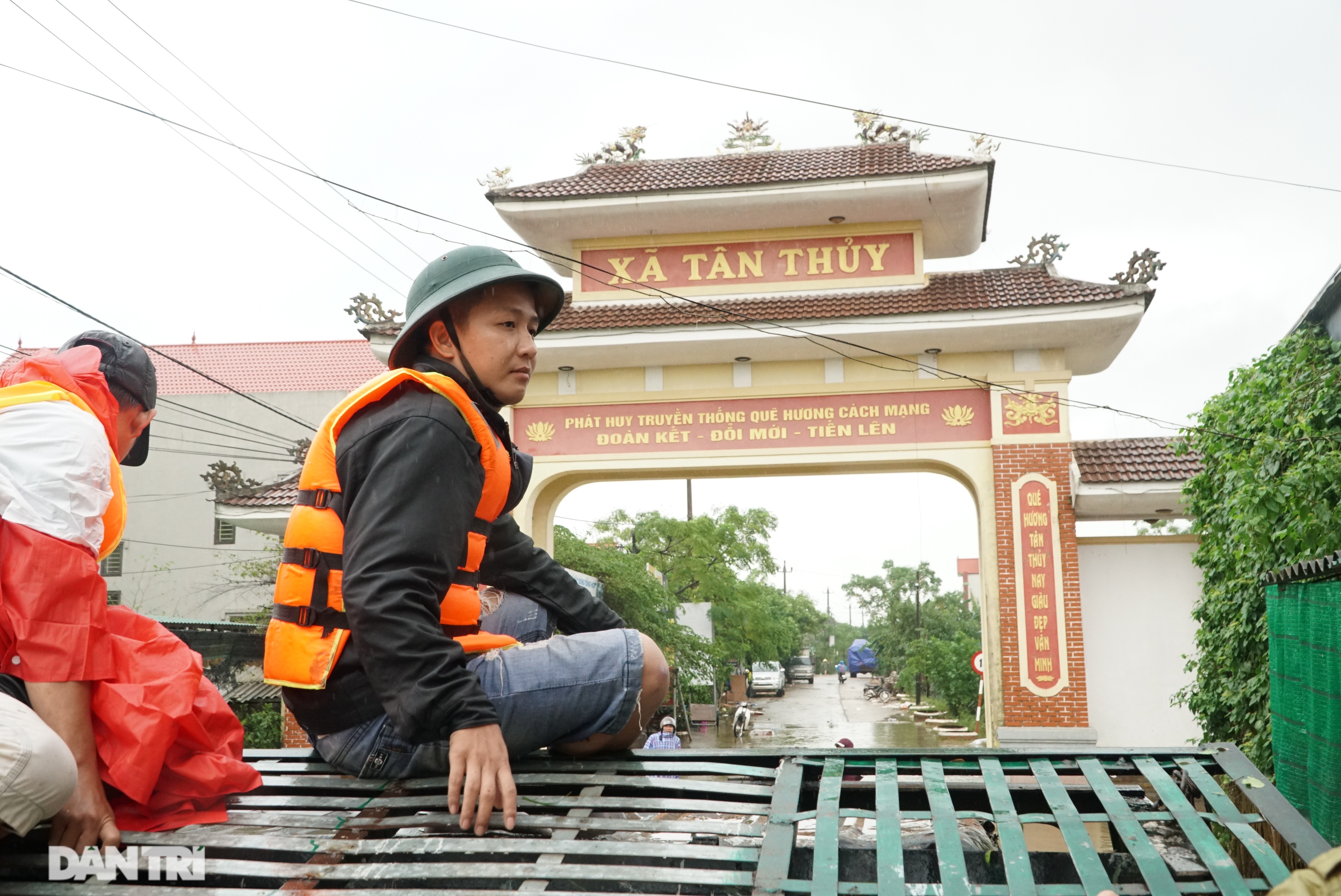 Quảng Bình: Người dân khóc ròng vì gia sản trôi theo dòng lũ dữ - 3 Quảng Bình: Người dân khóc ròng vì gia sản trôi theo dòng lũ dữ - 3
