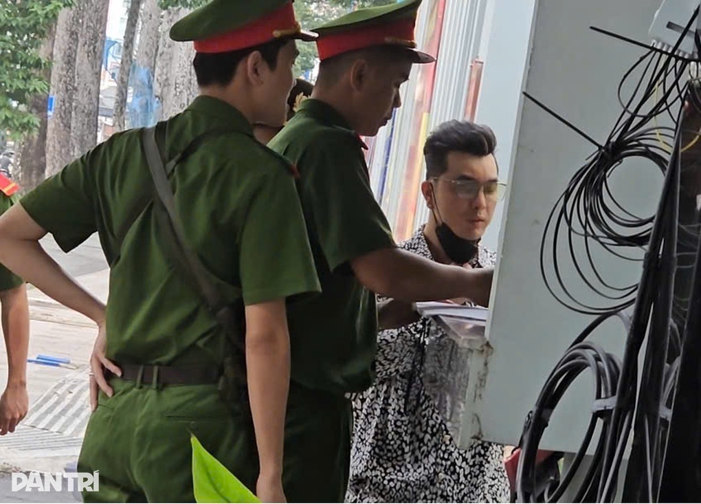 Ca sĩ Ưng Hoàng Phúc đến Công an TPHCM làm việc - 1 Ca sĩ Ưng Hoàng Phúc đến Công an TPHCM làm việc - 1