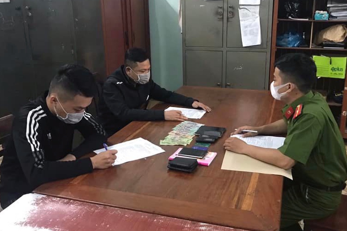 Cảnh sát hình sự lần theo tờ rơi bắt 2 thanh niên cho vay cắt cổ - 1 Cảnh sát hình sự lần theo tờ rơi bắt 2 thanh niên cho vay cắt cổ - 1