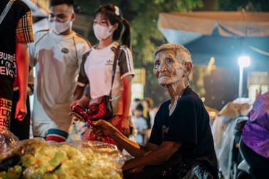 Cụ bà 102 tuổi ngày đêm bán hàng mưu sinh ở phố cổ Hà Nội