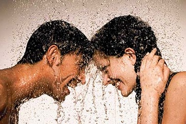 Nên và không nên khi “yêu” dưới vòi hoa sen