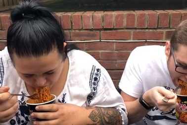 Thực hiện thử thách ăn mỳ cay, cô gái nhập viện vì đi ngoài ra máu