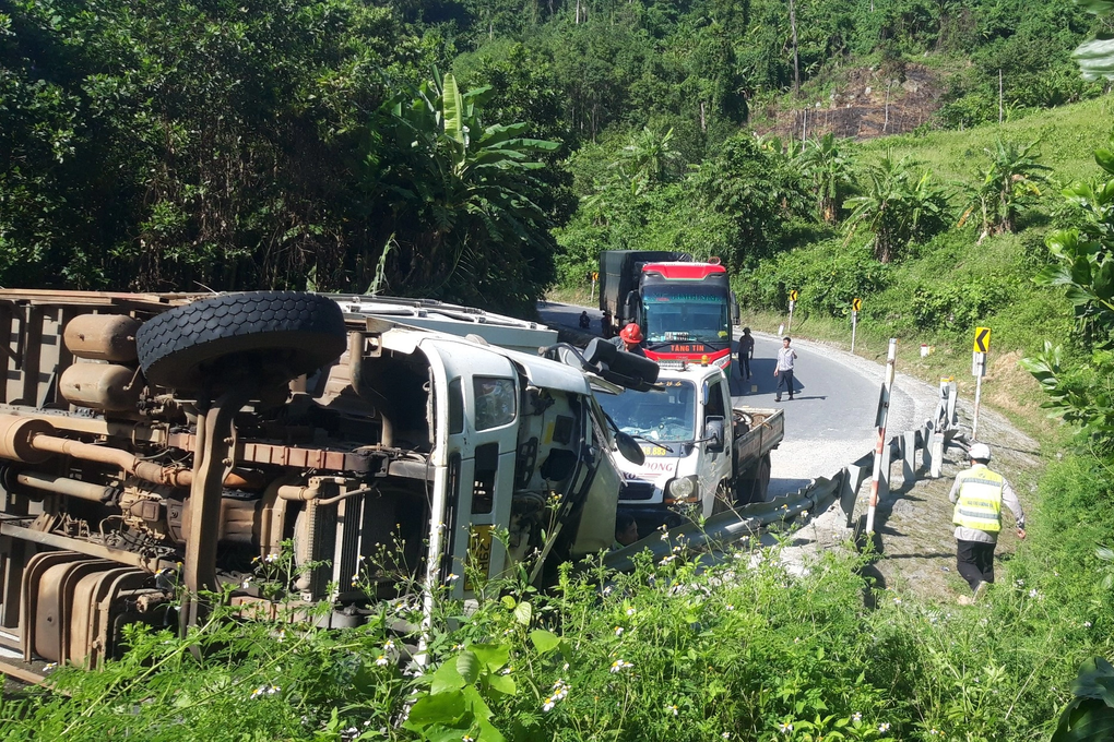 Xe tải lật chắn ngang đường, 3 người thương vong - 2 Xe tải lật chắn ngang đường, 3 người thương vong - 2
