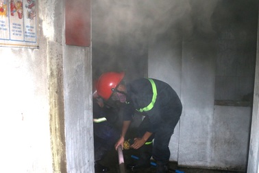 Quán cà phê, karaoke bốc cháy lúc rạng sáng