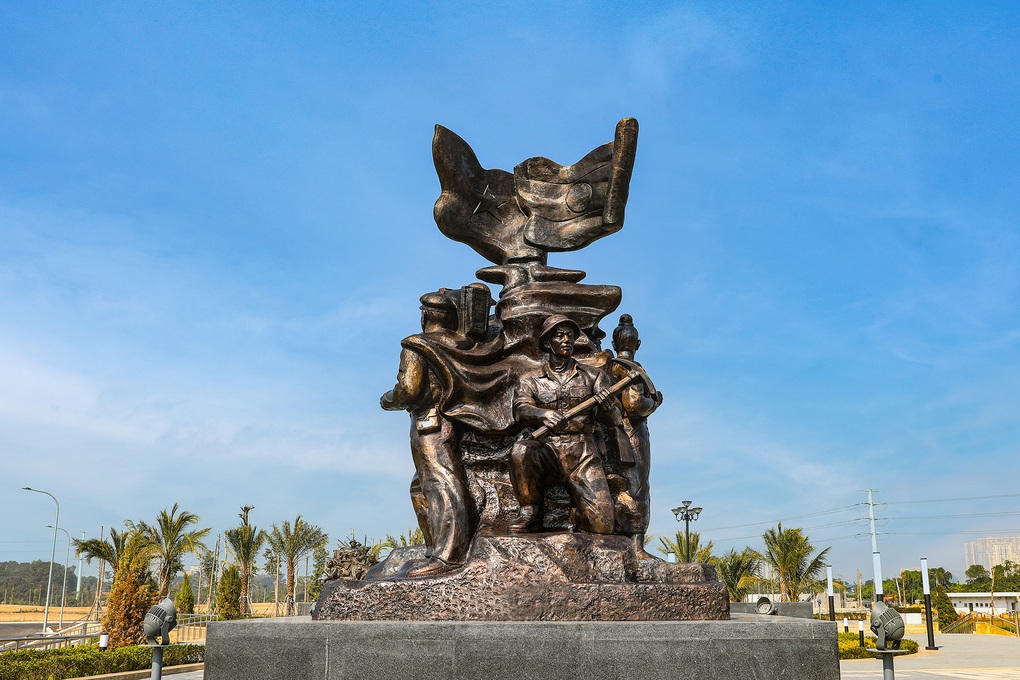 Hoàn thành cụm tượng tình đoàn kết hữu nghị Việt Nam - Lào - 1 Hoàn thành cụm tượng tình đoàn kết hữu nghị Việt Nam - Lào - 1