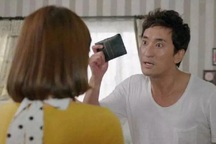 Bạn trai bắt tôi đóng tiền, viết bản kiểm điểm mỗi khi... mắc lỗi