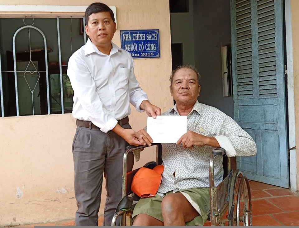 Quỹ Vòng tay Đồng đội trao hàng chục triệu đồng đến gia đình người có công - 12 Quỹ Vòng tay Đồng đội trao hàng chục triệu đồng đến gia đình người có công - 12