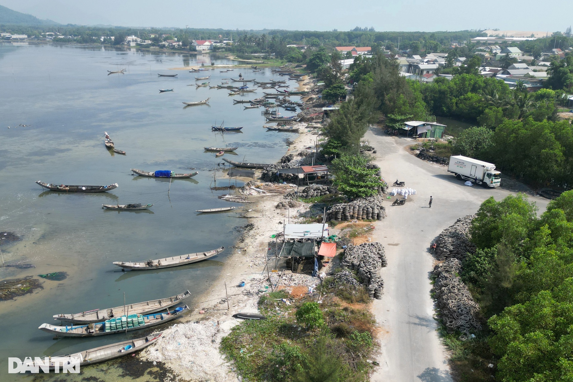 Cọc gỗ, bê tông và lốp xe cũ giăng kín tuyệt tình cốc xứ Huế - 5 Cọc gỗ, bê tông và lốp xe cũ giăng kín tuyệt tình cốc xứ Huế - 5