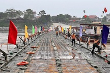 Cầu phao Phong Châu được nối lại