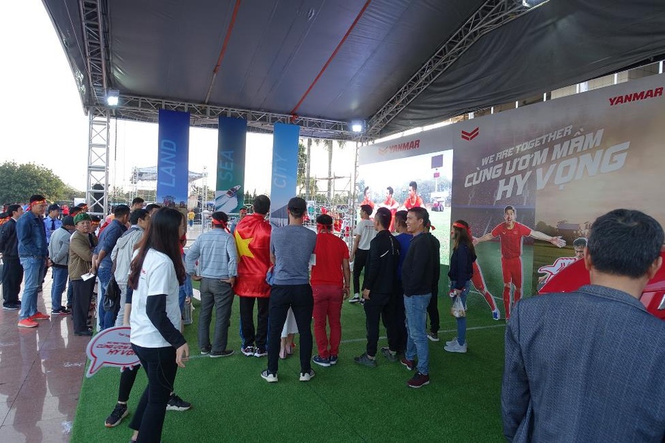 Yanmar mở gian hàng nhà tài trợ cổ vũ bóng đá trận đấu Việt Nam - Thái Lan - 4 Yanmar mở gian hàng nhà tài trợ cổ vũ bóng đá trận đấu Việt Nam - Thái Lan - 4
