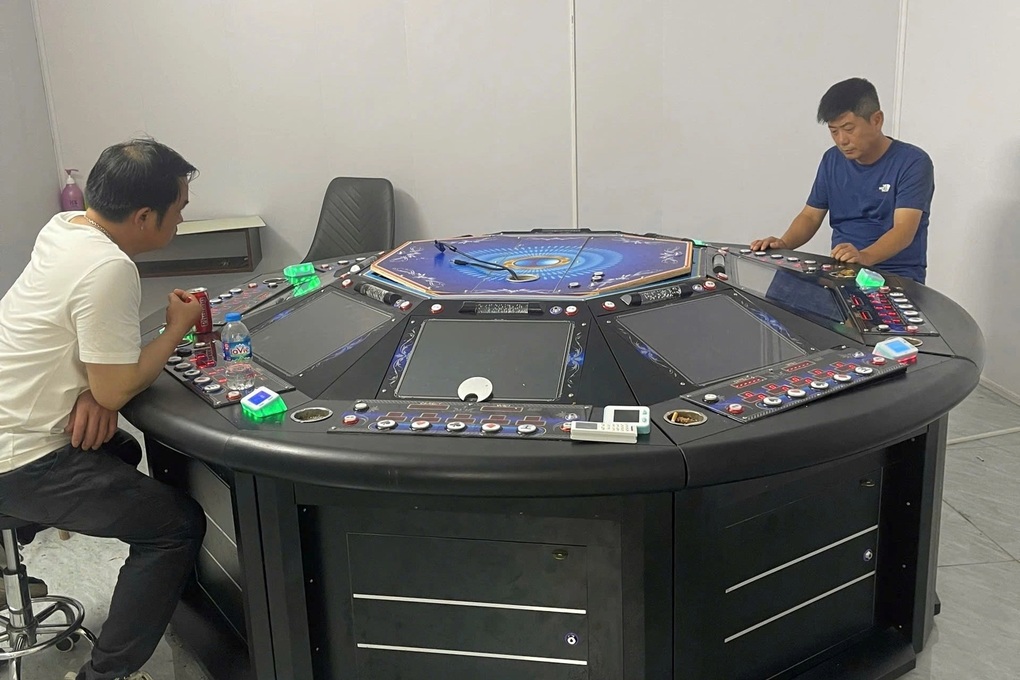 Bắt quả tang nhóm người nước ngoài đánh bạc ở Hải Phòng - 1 Bắt quả tang nhóm người nước ngoài đánh bạc ở Hải Phòng - 1