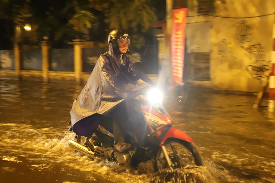 Nhiều tuyến phố ở Hà Nội ngập sâu sau cơn mưa rào - 4 Nhiều tuyến phố ở Hà Nội ngập sâu sau cơn mưa rào - 4