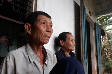 Cha mẹ già kiệt sức vì nuôi 2 con mắc bệnh hiểm nghèo