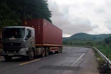 Vừa thu phí, vừa vá đường