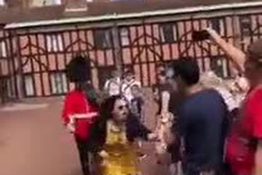Cảnh vệ của Hoàng gia Anh “đá bay” nữ du khách vì vượt rào vào khu vực cấm để chụp ảnh