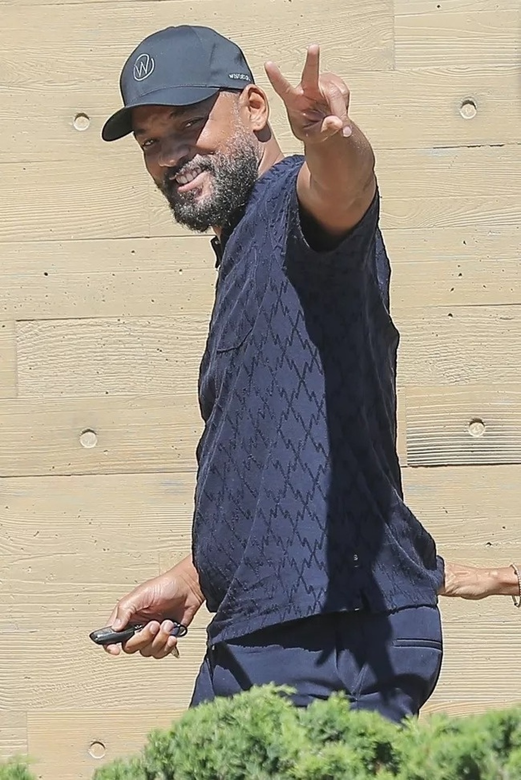 Will Smith xuất hiện rạng rỡ bên vợ sau cái tát tai tiếng ở Oscar - 1