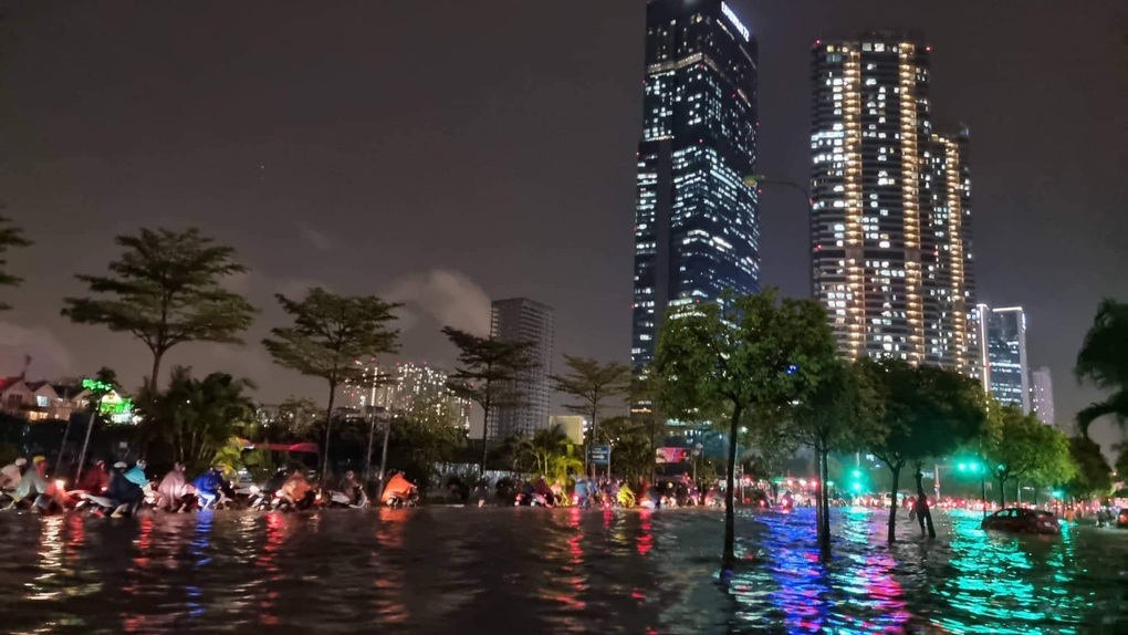 Nhiều nơi ở Hà Nội ngập trong biển nước sau cơn mưa lớn - 21 Nhiều nơi ở Hà Nội ngập trong biển nước sau cơn mưa lớn - 21
