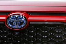 Toyota thay đổi dấu hiệu nhận biết xe hybrid, bỏ logo quầng xanh