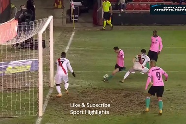 Pha bỏ lỡ vô cùng khó tin của siêu sao Messi