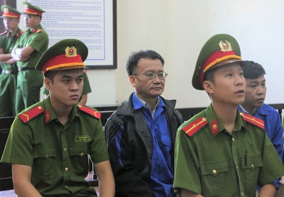 Y án chủ mưu vụ gian lận điểm thi ở Hòa Bình, giảm án tù cho 2 bị cáo - 1 Y án chủ mưu vụ gian lận điểm thi ở Hòa Bình, giảm án tù cho 2 bị cáo - 1