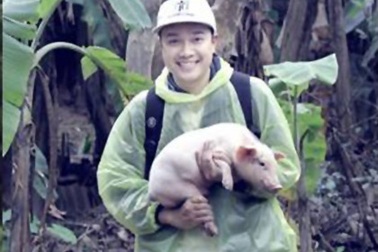 Thiếu gia Hà Nội đi ô tô xin gạo cho người nghèo