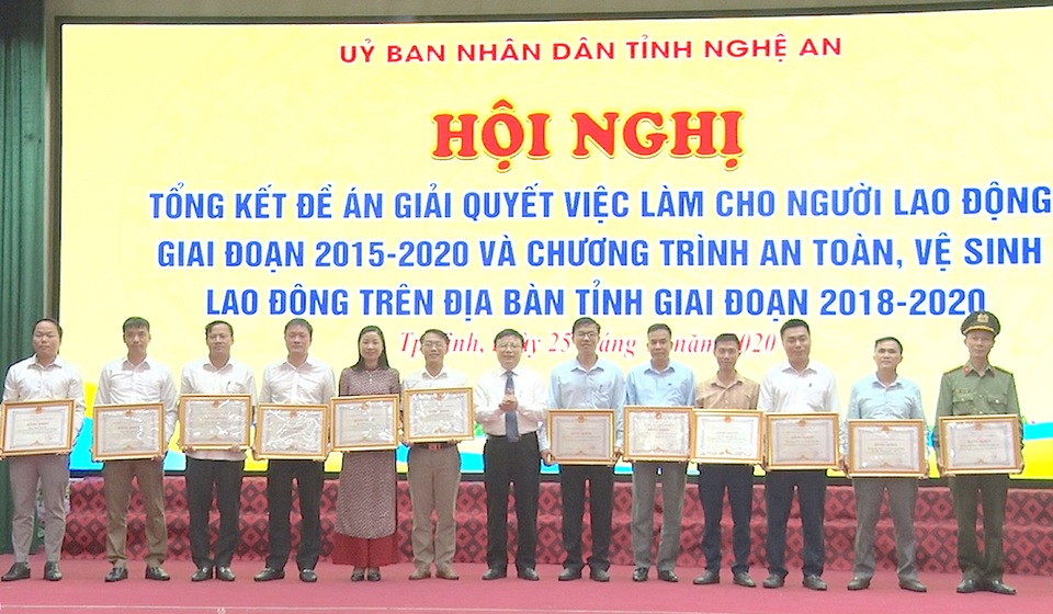 Nghệ An: Tạo việc làm cho 227.000 lao động trong 5 năm qua - 4 Nghệ An: Tạo việc làm cho 227.000 lao động trong 5 năm qua - 4