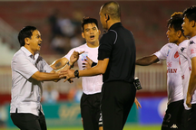 Cầu thủ Long An nhận án phạt, còn trọng tài vô can?