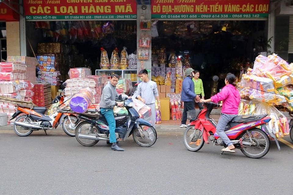 Thủ phủ vàng mã nhộn nhịp dịp tết ông Công ông Táo - 1 Thủ phủ vàng mã nhộn nhịp dịp tết ông Công ông Táo - 1