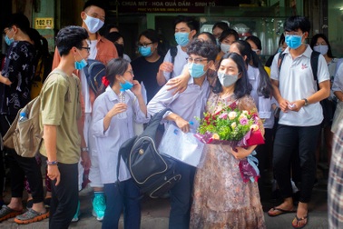 Cảm động tình cảm cô trò tại cổng trường thi