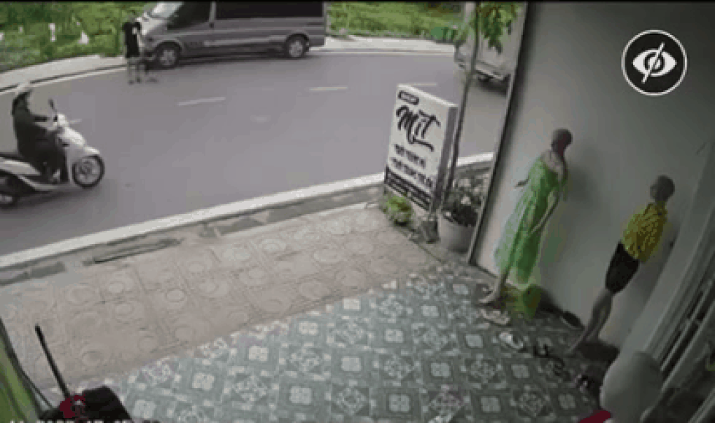 Xe máy tông vào cháu bé chạy sang đường: Ai là người có lỗi? - 1 Xe máy tông vào cháu bé chạy sang đường: Ai là người có lỗi? - 1