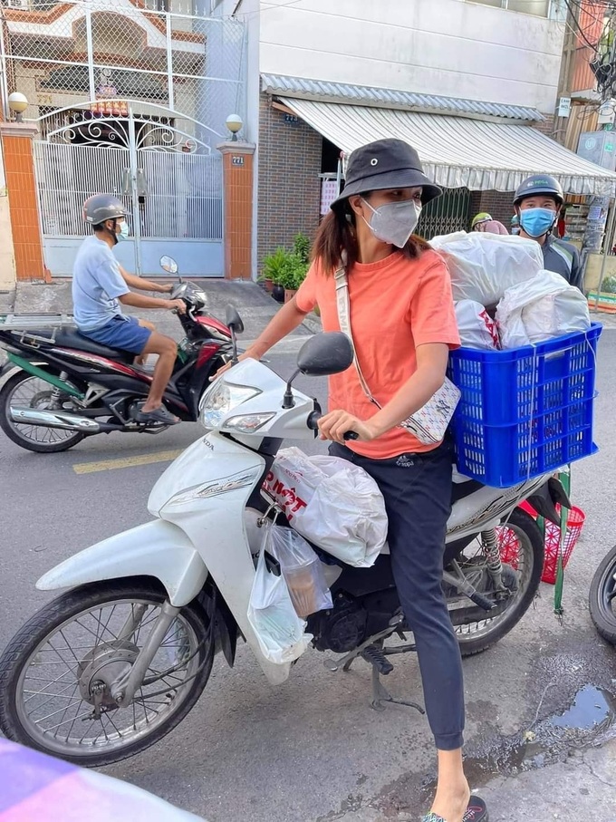 Hoa hậu H'Hen Niê giản dị đi làm shipper mùa dịch - Ảnh 2.