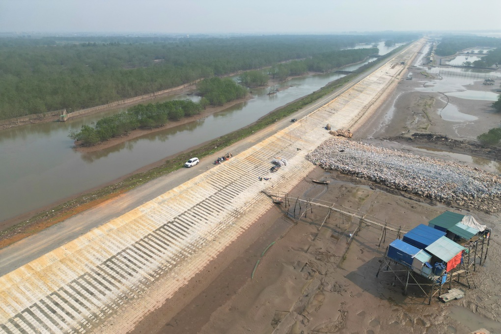 Ninh Bình lên phương án hộ đê toàn tuyến trước giờ bão Wipha đổ bộ - 1