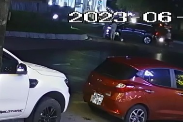 Tài xế ô tô hung hăng dồn đuổi xe máy đến cùng sau xung đột giao thông