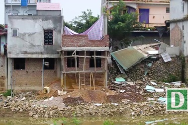 Hà Nội: Đê sụt thành hố lớn "nuốt trọn" nhà dân