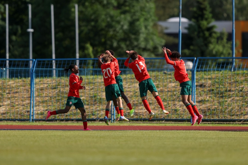 Ronaldo's son shines, helping Portugal U15 win the championship cup - 1 Con trai của Ronaldo tỏa sáng, giúp U15 Bồ Đào Nha giành cúp vô địch - 1