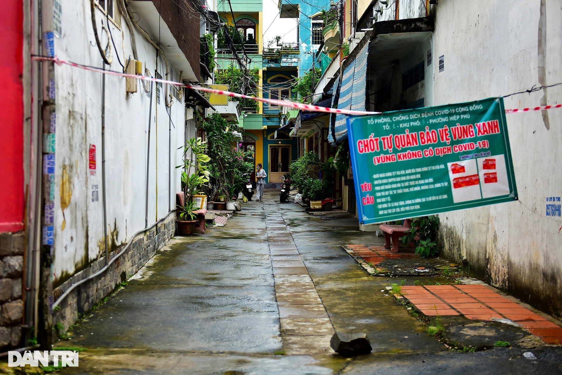 Nhiều chốt chặn ở TPHCM chưa được tháo dỡ, người dân phải chui rào thép gai - 14