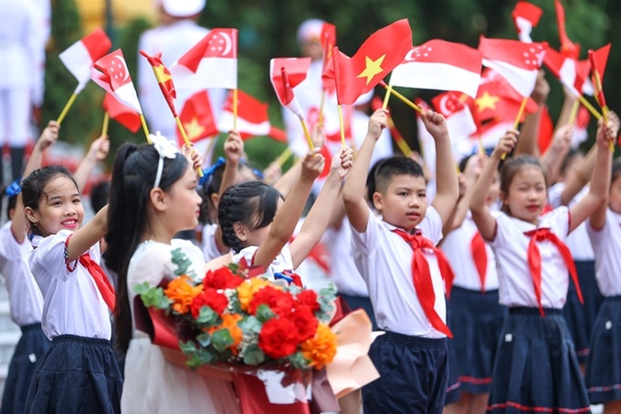 Thiếu nhi Thủ đô vẫy cờ chào đón Thủ tướng Singapore 