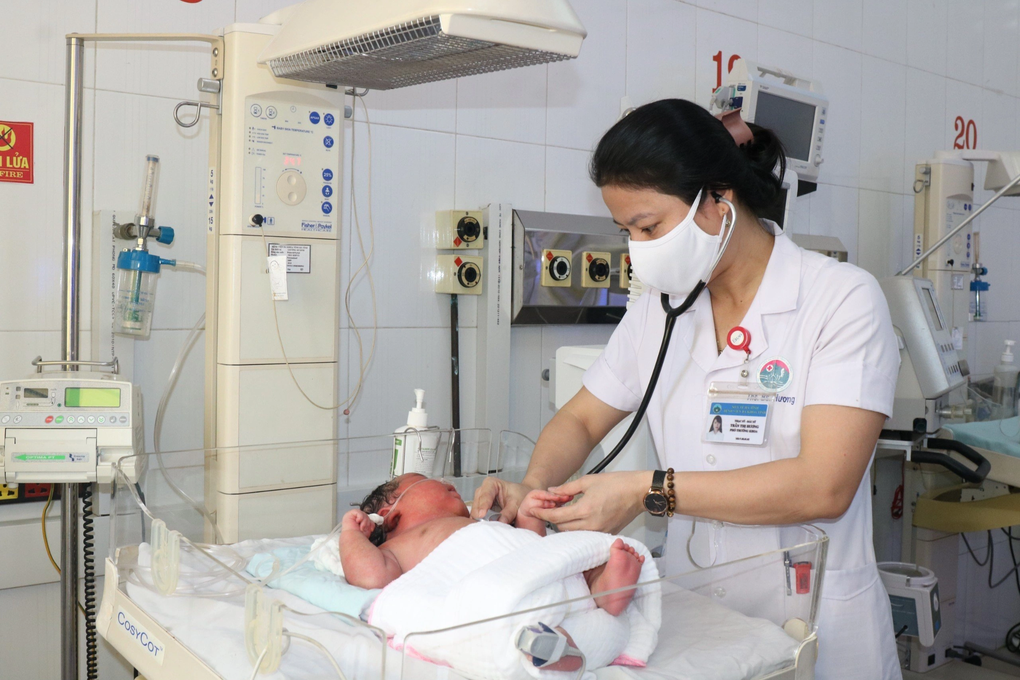 Các bác sĩ bất ngờ với bé trai chào đời nặng 6kg - 2 Các bác sĩ bất ngờ với bé trai chào đời nặng 6kg - 2