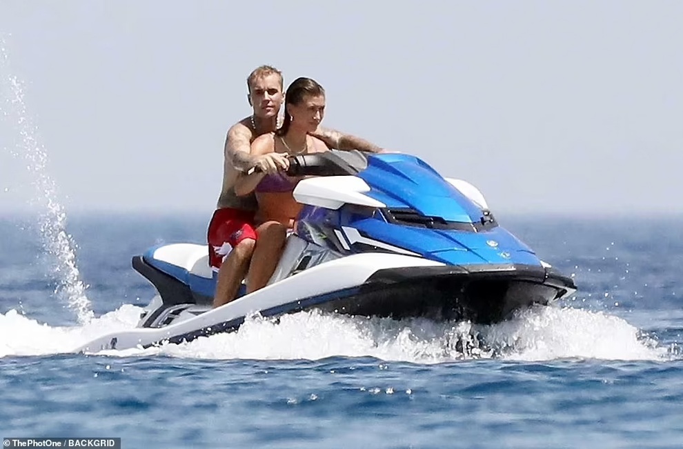 Vệ sĩ đô con theo sát vợ chồng Justin Bieber trong chuyến du lịch 5 sao - 4 Vệ sĩ đô con theo sát vợ chồng Justin Bieber trong chuyến du lịch 5 sao - 4