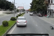 Dân mạng sôi nổi bình phẩm màn leo dải phân cách khó hiểu của chiếc xe con