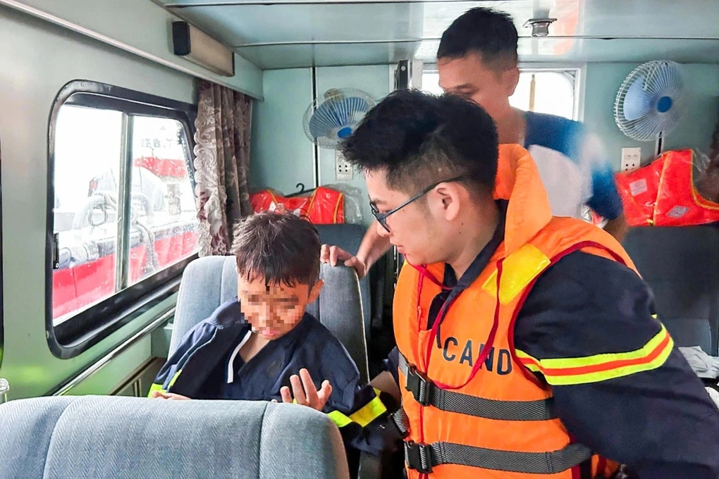 Vụ lật tàu Quảng Ninh: Phút cuối, bố gắng mặc áo phao tìm sự sống cho con - 1